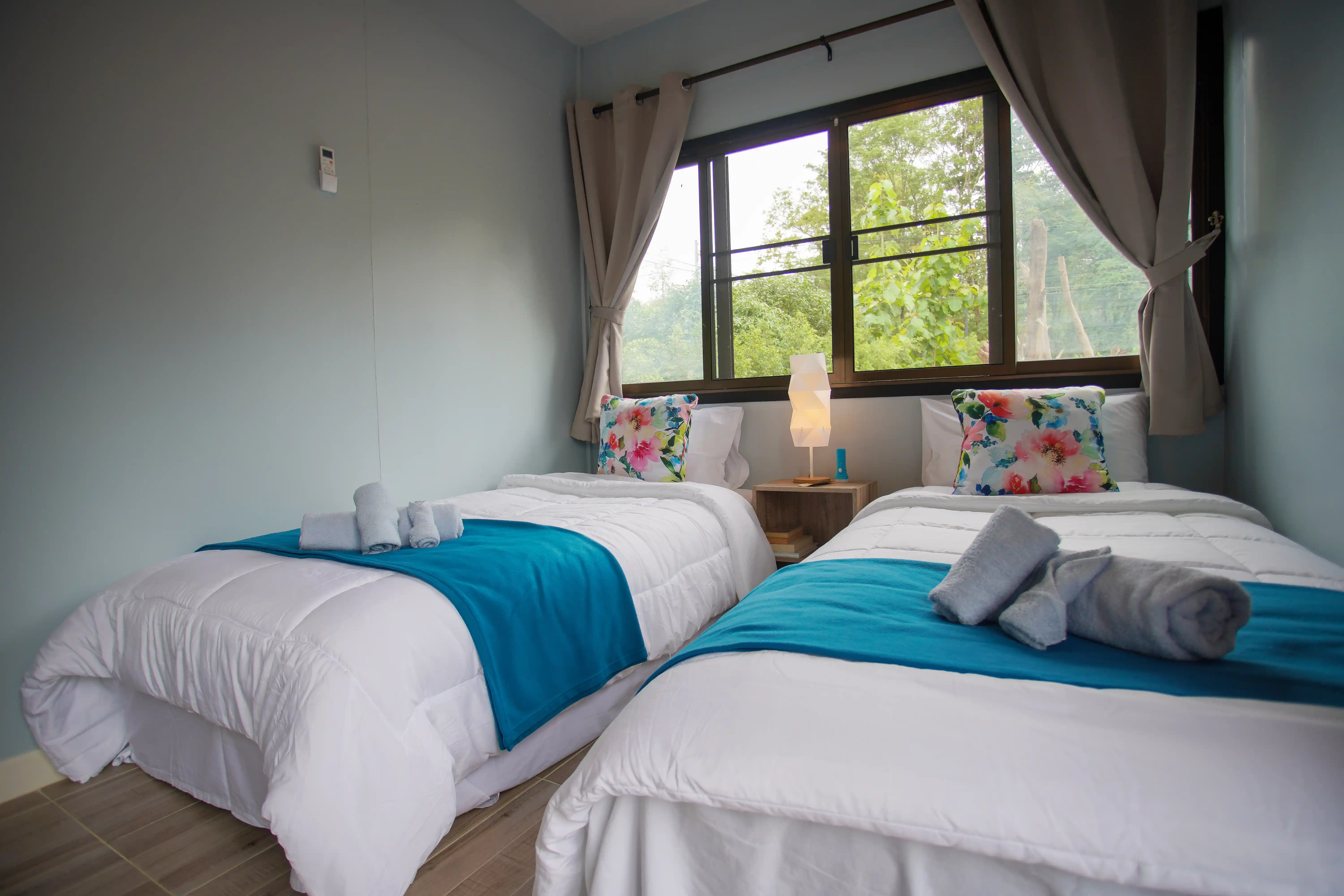Village-Green-Bedroom-Twin-Beds